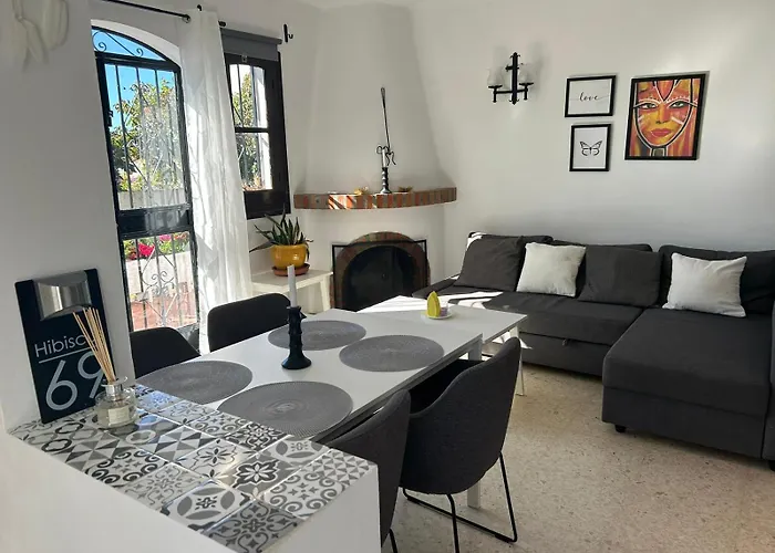 Hibiscus 69 - San Juan De Capistrano * Nerja